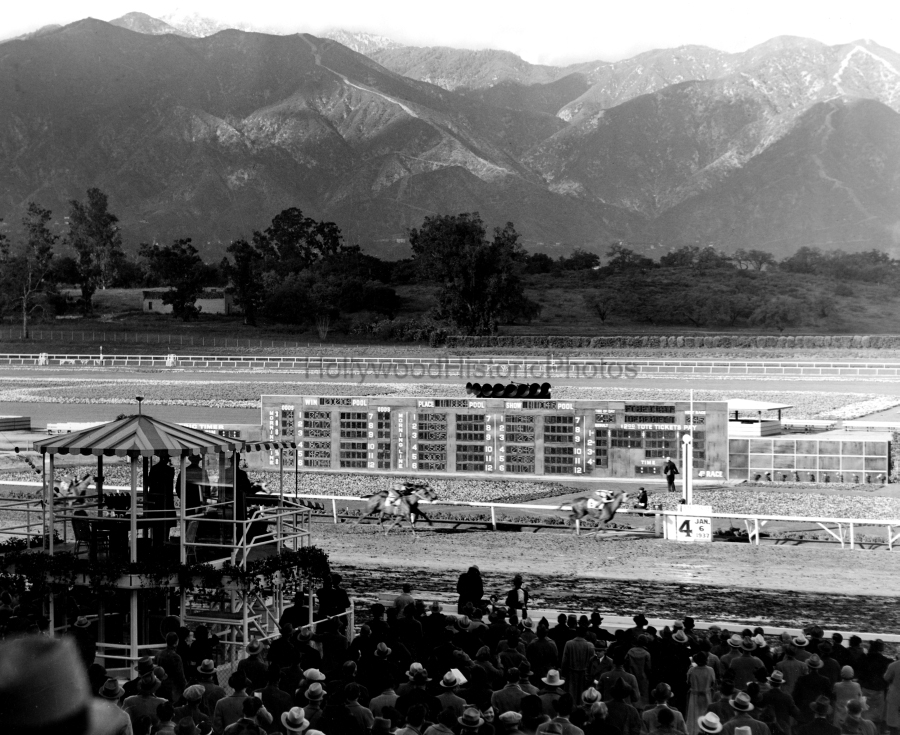 Santa Anita Race Track 1938 2 The finishing line Arcadia CA wm.jpg